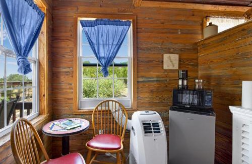 Dripping Springs Apartment | Swing On Inn- Honeycomb Hideaway Suite