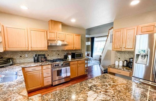 Lakewood House | Tacoma Retreat- Fireplace & AC!