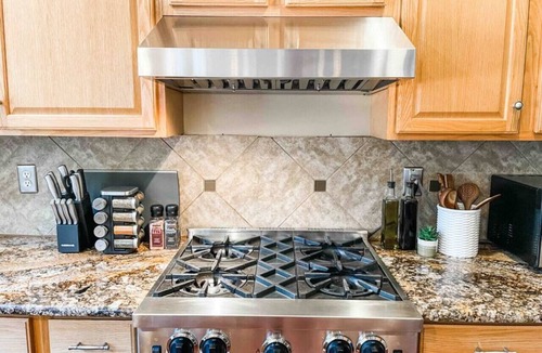 Lakewood House | Tacoma Retreat- Fireplace & AC!