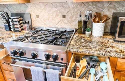 Lakewood House | Tacoma Retreat- Fireplace & AC!