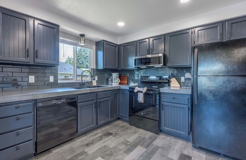 Cascade Locks House | Tails and Trails - Fun Views! Cascade Locks, Pet Friendly