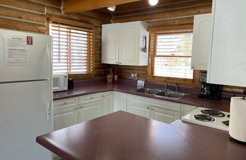 Talkeetna Cabin | Talkeetna Log Cabin with Hot Tub Unit 2