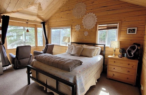 Sutton Cabin | The Aurora at Little Bear Getaway Cabins is peaceful seclusion