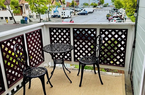 Friday Harbor Condo | The Bee Hive - Heart of Friday Harbor - 2BR Condo, WiFi, AC, Walk to Everything!