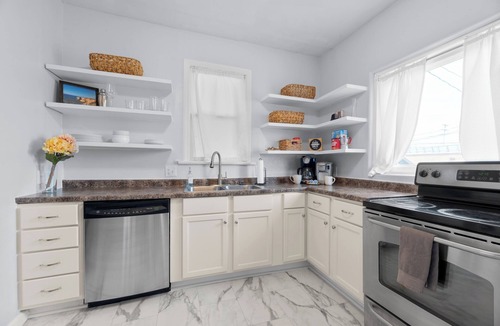 Glen Echo House | The Big Blue House—5BR w/New Kitchens & Bathrooms