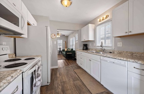 West Columbus House | The Cozy Bellows Retreat for 4