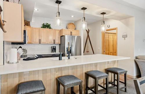 Warrior's Mark House | The Cozy Corral Private Hot Tub Walk to Town