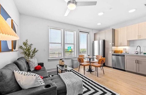 Scofield Farms Condo | The Domain Escape | 1BR | Pool, Gym & Fast Wi-Fi