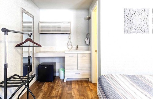 Manitou Springs Historic District Hotel | The Fountain Creek Inn | Basecamp Queen | #104