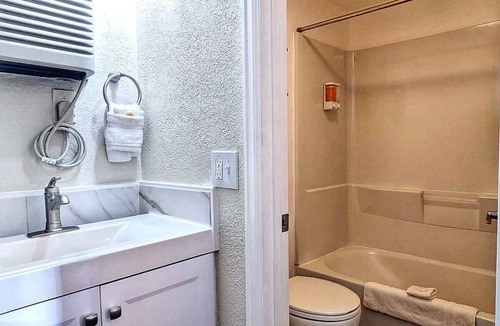 Manitou Springs Historic District Hotel | The Fountain Creek Inn | Basecamp Queen | #104