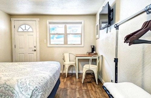 Manitou Springs Historic District Hotel | The Fountain Creek Inn | Veranda Queen | #201