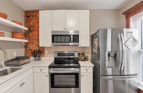 Victorian Village Apartment | The Goodale Overlook - 2 Bed 3 Bath