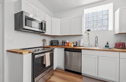 Old North Columbus Apartment | The Hall - New 3BD/2.5BA Church Apt Near OSU. Perfect for Groups & Families