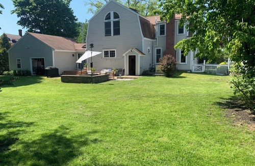 Hampton House | "The Hampton", Modern Coastal Charm. 3BR, 5-minute drive to the beach.