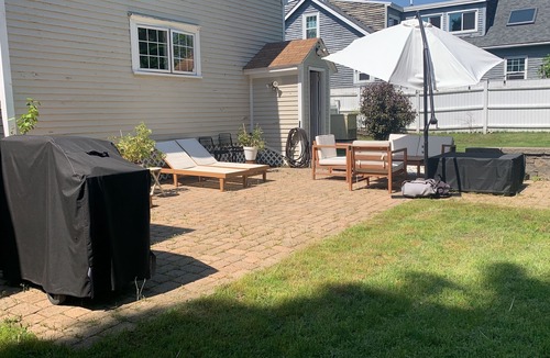 Hampton House | "The Hampton", Modern Coastal Charm. 3BR, 5-minute drive to the beach.