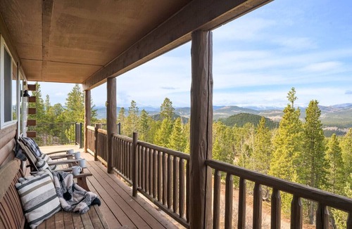 Black Hawk House | The Moose Hoose I Cabin W/Views + Game Room