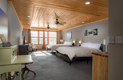 Burnsville Hotel | The NuWray Hotel & Carriage House