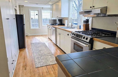 Downtown Anchorage House | The Solstice House | Classic 4BR Downtown