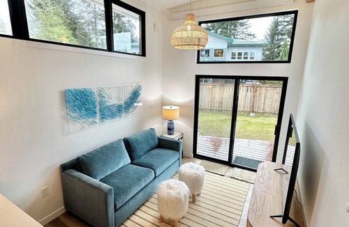 Mendenhall Valley House | The Sprout - gas fire-pit, grilling staton, hot tub, close to shops & hiking