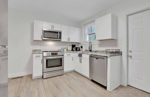 Near East Columbus House | The Tranquil Walk Up - Comfort in 4 Beds!