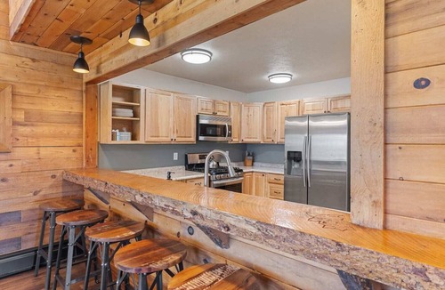Clark Cabin | The True North Adventure Lodge is an 8-bedroom, 10-bathroom sanctuary situated in the ultimate Rocky Mountain playground. Tucked in historic Hahn’s Peak Village and adjacent to Steamboat Lake State Park and Routt National Forest.