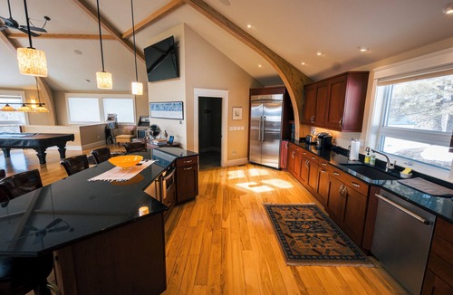 Silver Lake House | The Ultimate Group Escape: Private Mountain w Hot Tub, Pool Table, Massage Chair