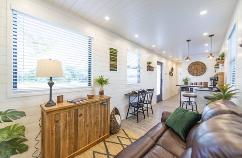 Waco House | The Woods- Container Tiny House 12 min to Magnolia Baylor Downtown