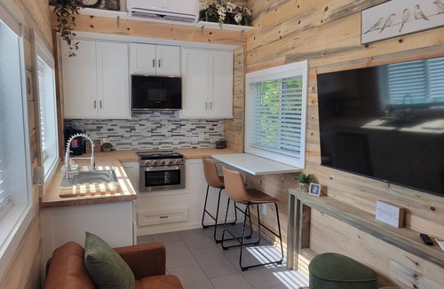 Van Alstyne Cottage | Tiny home in Van Alstyne with easy access to Hwy 75 and exceptional privacy.