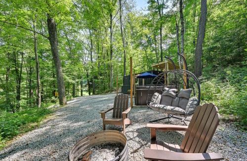 Loudonville Apartment | Tiny Home w/Hot Tub & Mini Highland Cows!