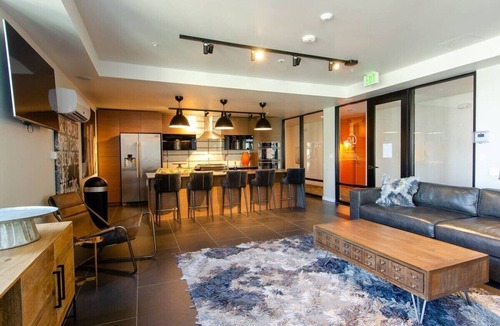 Hilltop Apartment | Top Floor/Balcony/55" 4K Smart TV/360 Rooftop View