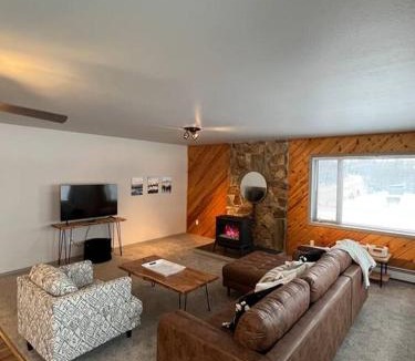 Wasilla Apartment | Top floor lakefront condo with Mountain Views!