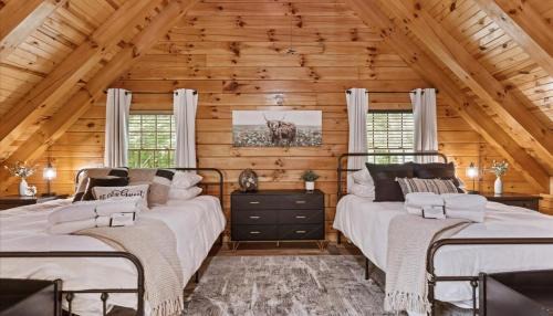 Logan House | Trails End-Sauna, Hot Tub, FirePit, Arcade, Luxury