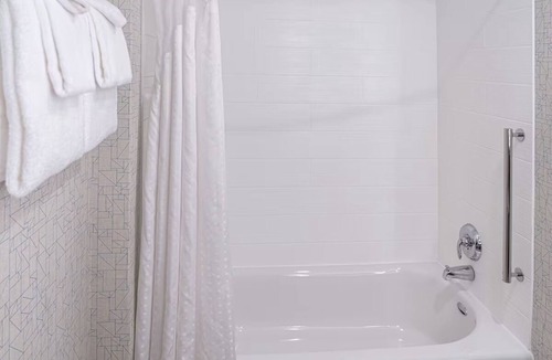 Roselawn Finance Hotel | Tranquil Cincinnati Retreat | Ideal for Weekend Explorers & for Unwinding