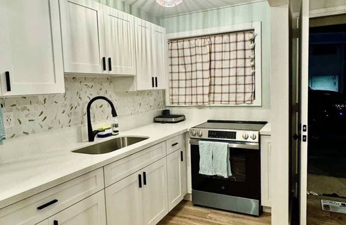McCully - Moiliili Apartment | Tranquil Ground Floor Unit Central Honolulu & AC