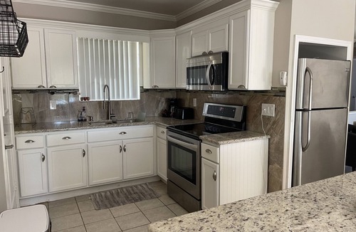 Berkeley Manor House | Tranquility on a Lake House- 3 miles from Weeki Wachee River