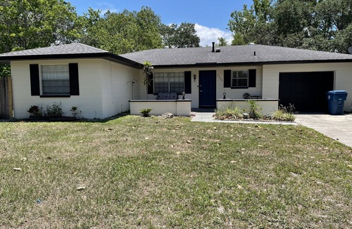 Berkeley Manor House | Tranquility on a Lake House- 3 miles from Weeki Wachee River