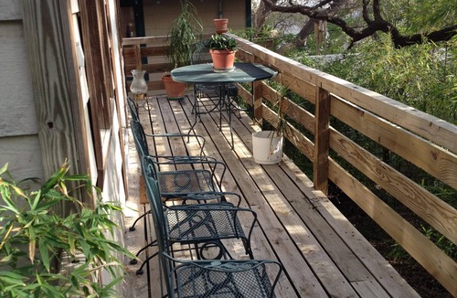 Bouldin Apartment | Treehouse, walk to downtown, SoCo, ACL, SxSW. 2nd story apt. Amongst the oaks.