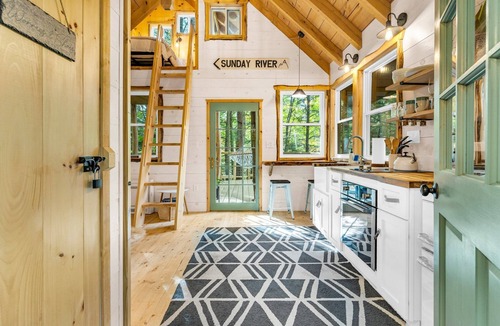 Bryant Pond Cabin | Treehouse With Hot Tub Close to Sunday River!