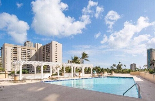 McCully - Moiliili Condo | Trendy Hawaiian Monarch Studio | Ocean View | Pool