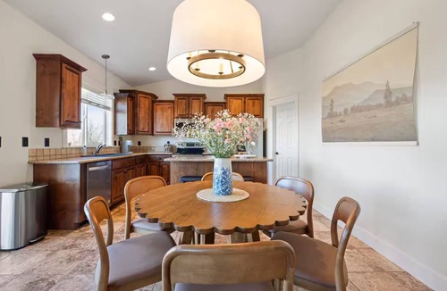 Tapteal West House | Tri-Cities Sunset Sanctuary: Peaceful Views, Central Location, Family-Friendly