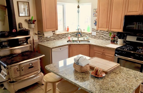Gateway Ski Chalet | Trout Fishing Lake Front- Mt. Views- Fish, Boat, Hike, Play, Swim, sleeps 10
