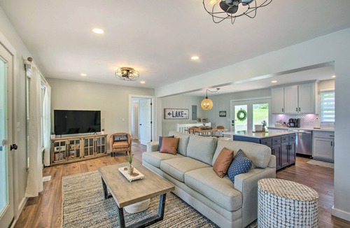 Penhook House | True Lakefront, Easy Water Access, Dock, Hot Tub, Sleeps 12