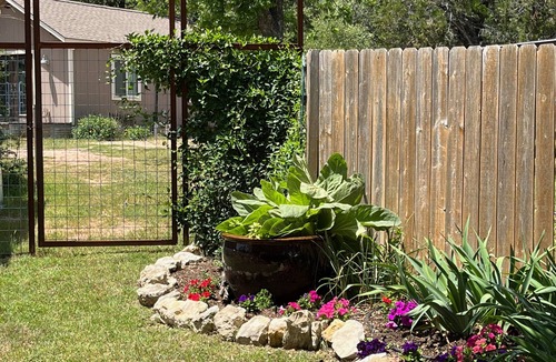 Edgewater Beach Cottage | Truly unique, one-of-kind, Artsy & Luxurious! Lake Travis retreat for two!