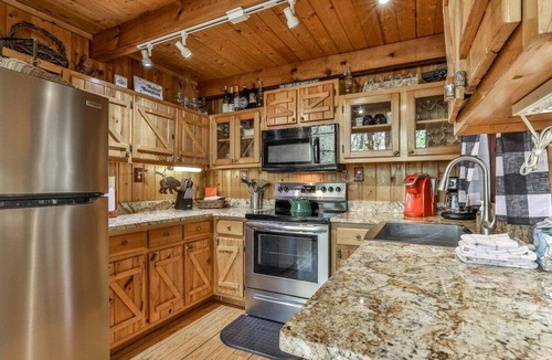 Walnut Mountain Cabin | Tucked Away - Gorgeous Mountain Cabin in the Tree