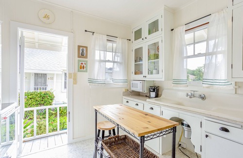 Diamond Head - Kapahulu - St. Louis Cottage | Two Hawaiian cottages with Diamond Head views - walk to Waikiki