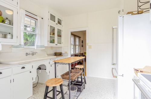 Diamond Head - Kapahulu - St. Louis Cottage | Two Hawaiian cottages with Diamond Head views - walk to Waikiki