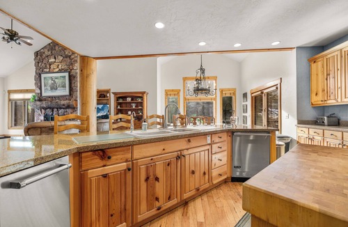 Deer Valley House | Ultimate DV Rental Home! Free Shuttle! Sleeps 15, Hot Tub, Pool Table! 5 Star!