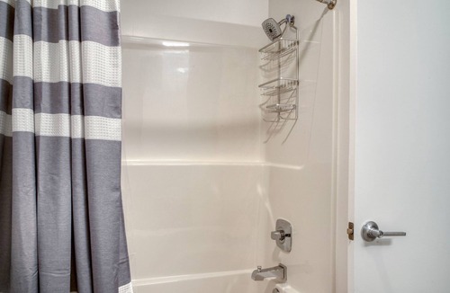 Wilburton Apartment | Unbelievable Bellevue Studio w/ Lounge & Gym, nr Shops, by Blueground