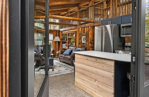 Paradise Estates Cabin | Unique Log cabin @ Rainier with Hot Tub-Fast WiFi