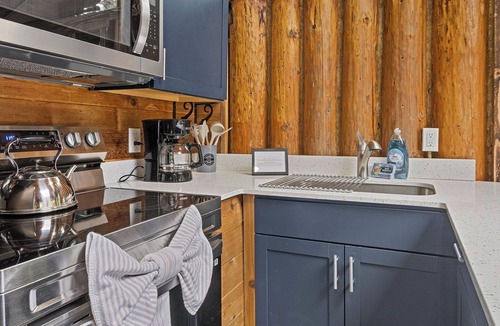 Paradise Estates Cabin | Unique Log cabin @ Rainier with Hot Tub-Fast WiFi